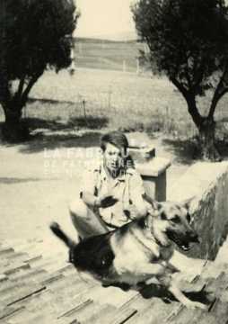 Soldat français avec un berger allemand en Algérie.