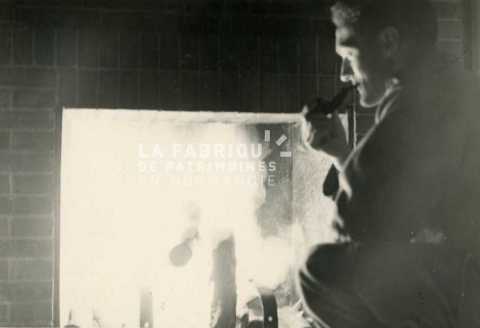 Soldat français fumant sa pipe devant une cheminée