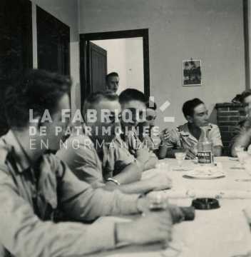 Soldats français déjeunant en Algérie