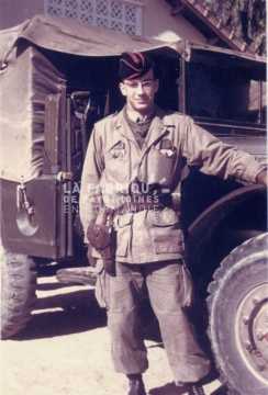 Soldat français devant un dodge WC 51 en Algérie