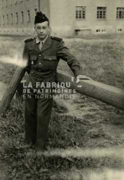 Soldat français effectuant son service militaire en tenue de sortie 
