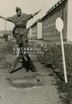 Soldat français réalisant le parcours du combattant