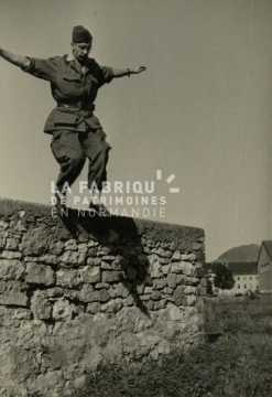 Soldat français réalisant le parcours du combattant