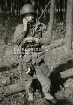 Soldat militaire avec une radio durant sa formation