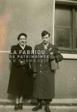 Appelé de la guerre d’Algérie posant avec sa mère avant son départ