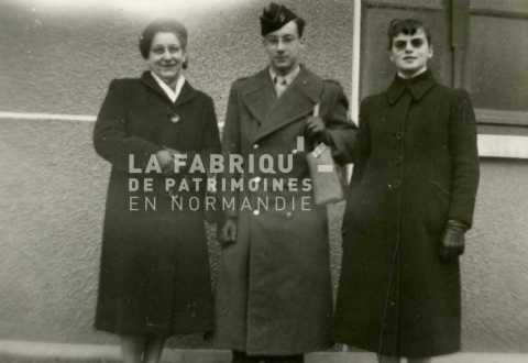 Appelé de la guerre d'Algérie posant avec sa famille peu avant son départ