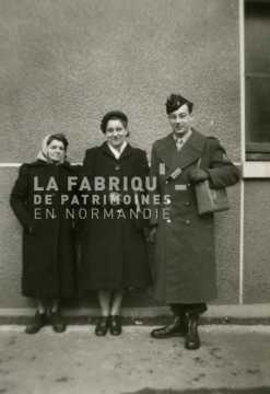Soldat français posant avec sa famille