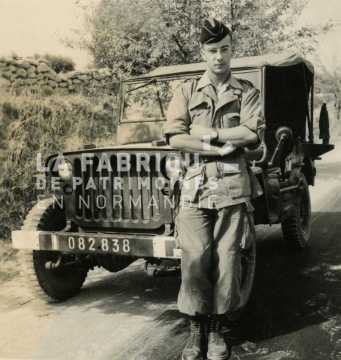 Soldat français posant devant une jeep en Algérie