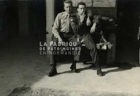 Soldats français assis sur une jeep