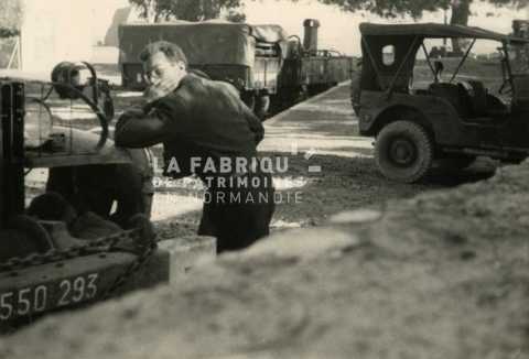 Soldat français entre des véhicules militaires en Algérie