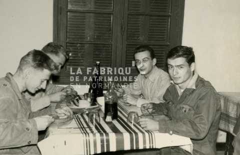 Soldats français déjeunant en Algérie