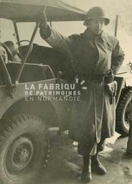 Soldat français devant une jeep en Algérie