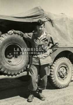 Soldat français devant un dodge en Algérie