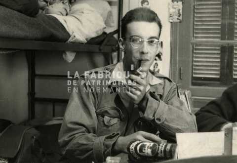 Soldat français dans sa chambre en Algérie
