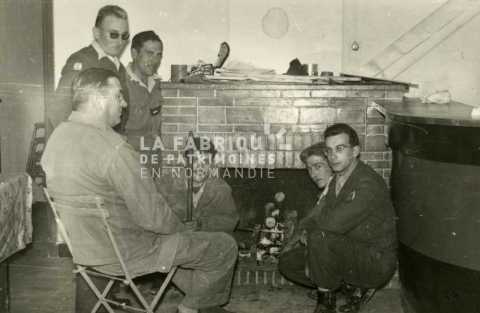 Soldats français devant une cheminée