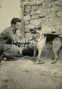 Soldat français avec un berger allemand en Algérie