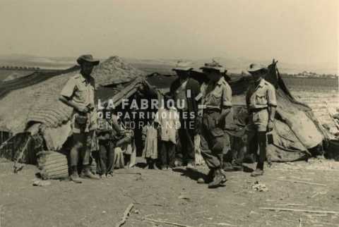 Soldats français et famille nomade en Algérie