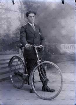 Portrait d'un homme à vélo
