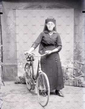 Portrait d'une femme à vélo
