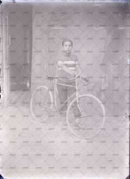 Portrait d'un jeune homme à vélo