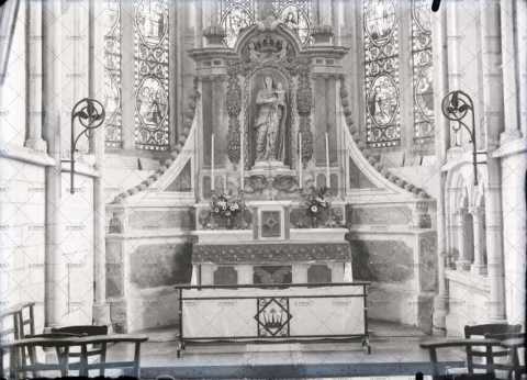 Intérieur de l'église, autel