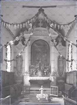 Intérieur d'église, autel