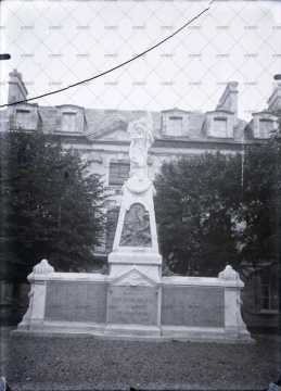 Monument aux morts de Saint-Pierre-sur-Dives (Place
Foch, devant la mairie)