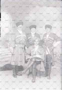 Portrait d'hommes en costume cosaque