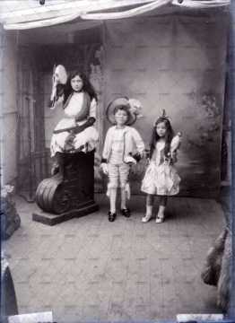 Portrait de trois enfants déguisés