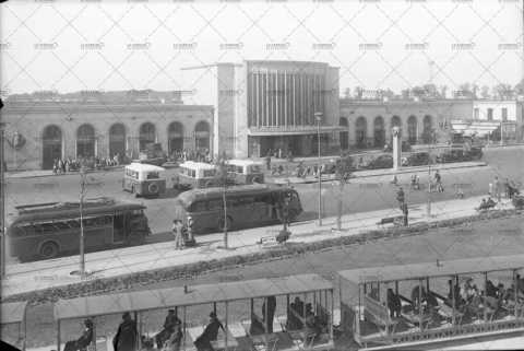 Bus et trains devant la gare caennaise