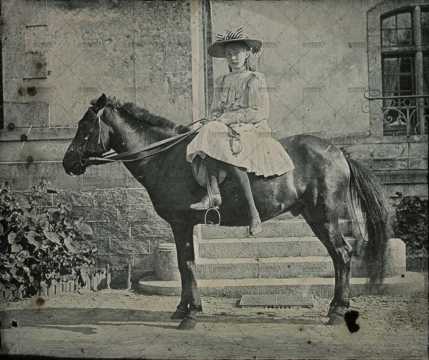 Portrait d'une jeune fille à cheval