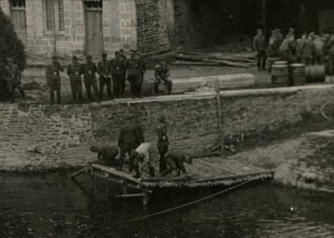 Pont d'Ouilly, soldats allemands en manœuvre