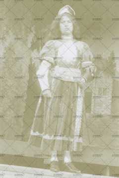 Mai 1910, portrait d'une femme déguisée