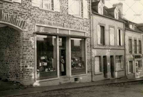 Vitrine de magasin à Pont d'Ouilly