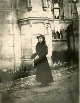 Femme devant Château Fontaine-Henry