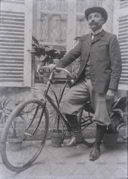 Portrait d'un homme à bicyclette
