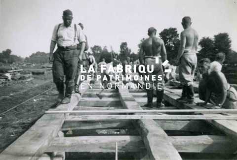 Charpentiers de la Wehrmacht lors de travaux de construction d'un quai de déchargement proche de la gare Bayeux