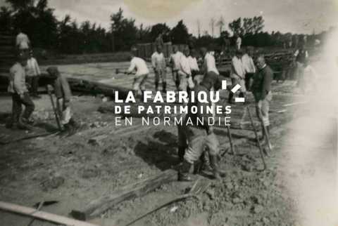 Soldats de la Wehrmacht, pionniers, charpentiers, lors de travaux de construction d'un quai de déchargement proche de la gare de Bayeux