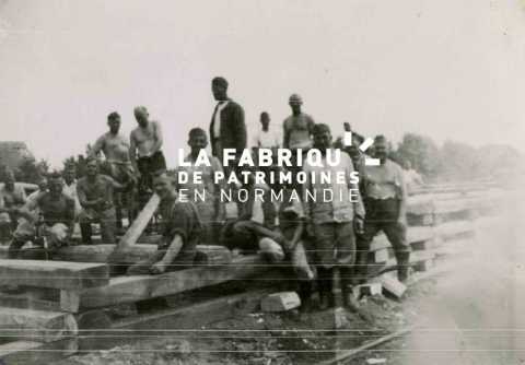 Soldats de la Wehrmacht, pionniers, charpentiers, lors de travaux de construction d'un quai de déchargement proche de la gare de Bayeux