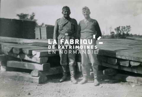 Soldats de la Wehrmacht lors de travaux de construction d'un quai de déchargement proche de la gare de Bayeux
