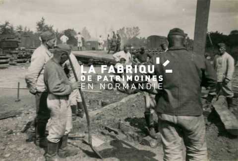 Charpentiers, pionniers de la Wehrmacht lors de travaux de construction d'un quai de déchargement proche de la gare Bayeux