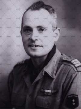 Portrait d'un officier américain (insigne, barrettes, épaulettes)