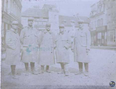 1915, portrait de soldats à Louviers