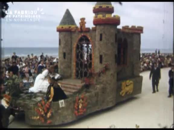 Défilé de chars décorés à Cabourg
